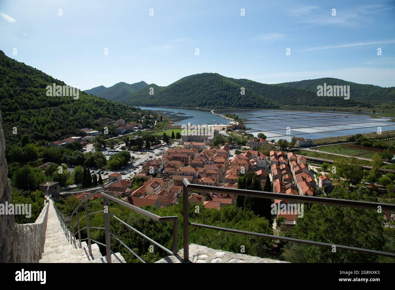 Vistas del Pueblo de Stone, pequeño Pueblo de Croacia primera linea de defensa contra los Otomanos en la antigüedad con la segunda muralla Mas grande Stockfoto