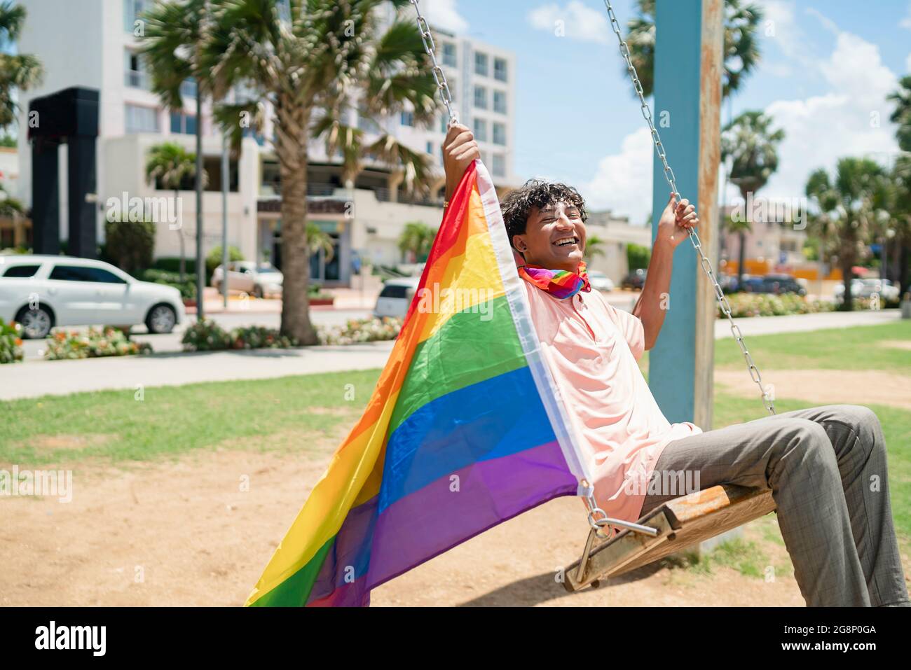 Porträt jungen schwulen hispanischen Jungen, der mit LGBT-Flagge und ein pinkes Poloshirt trägt horizontales Bild Stockfotografie - Alamy