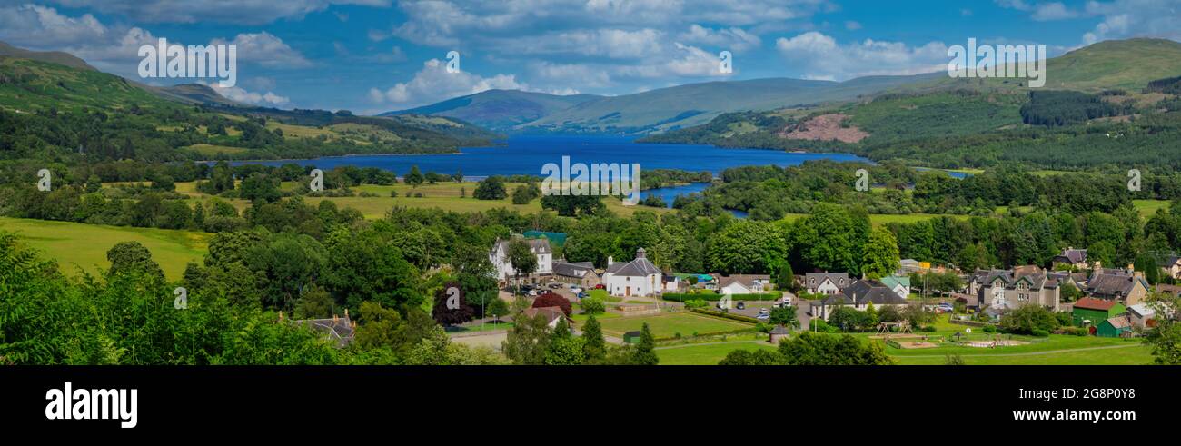 Vom Weg nach Sròn a'Chlachain aus eine Panoramaaufnahme des Dorfes Killin mit dem Fluss Lochay, der im Hintergrund in Loch Tay mündet Stockfoto
