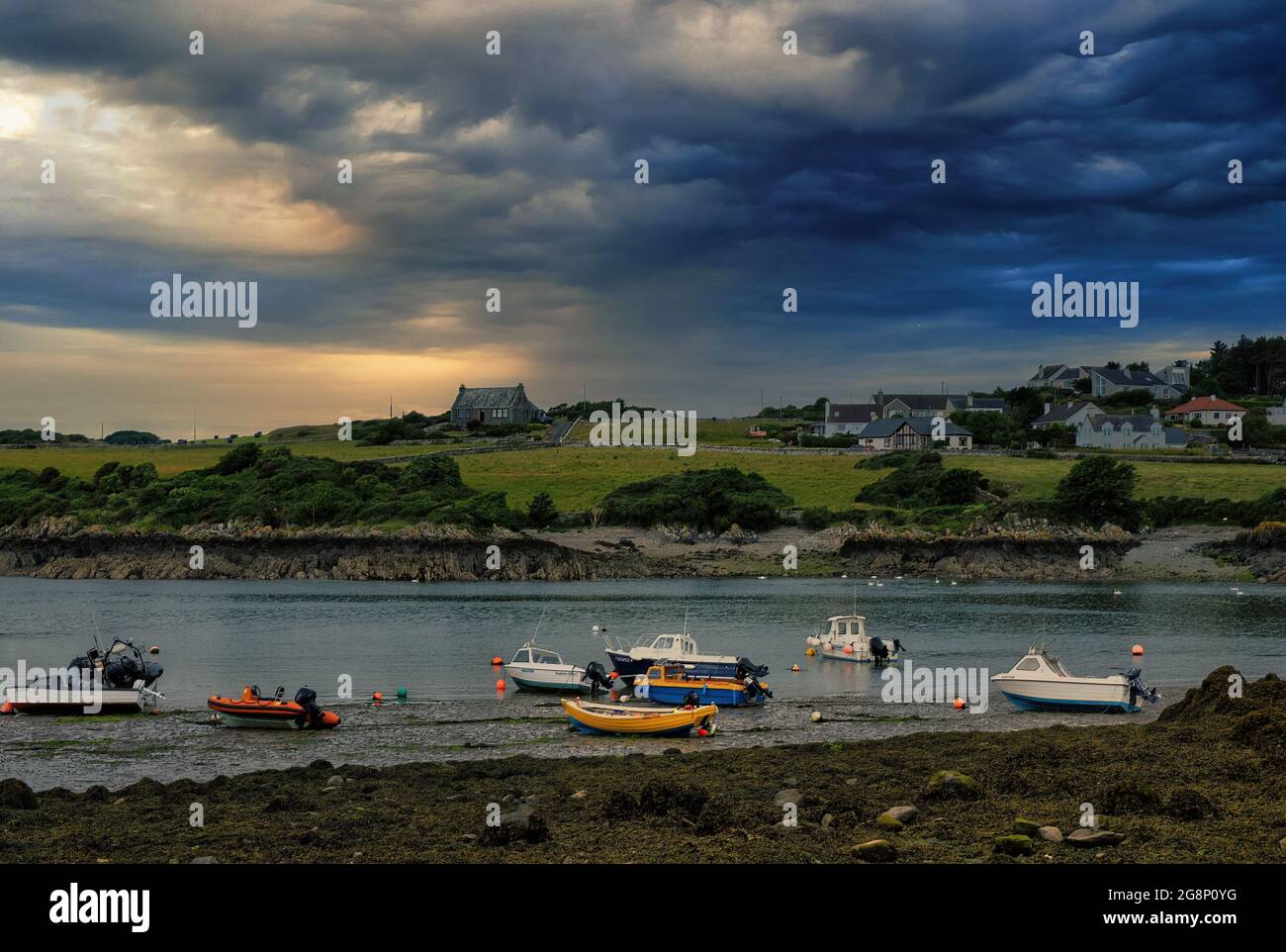 Blick auf den Hafen auf die Isle of Whithorn, eines der südlichsten Dörfer und Seehäfen in Schottland. Stockfoto