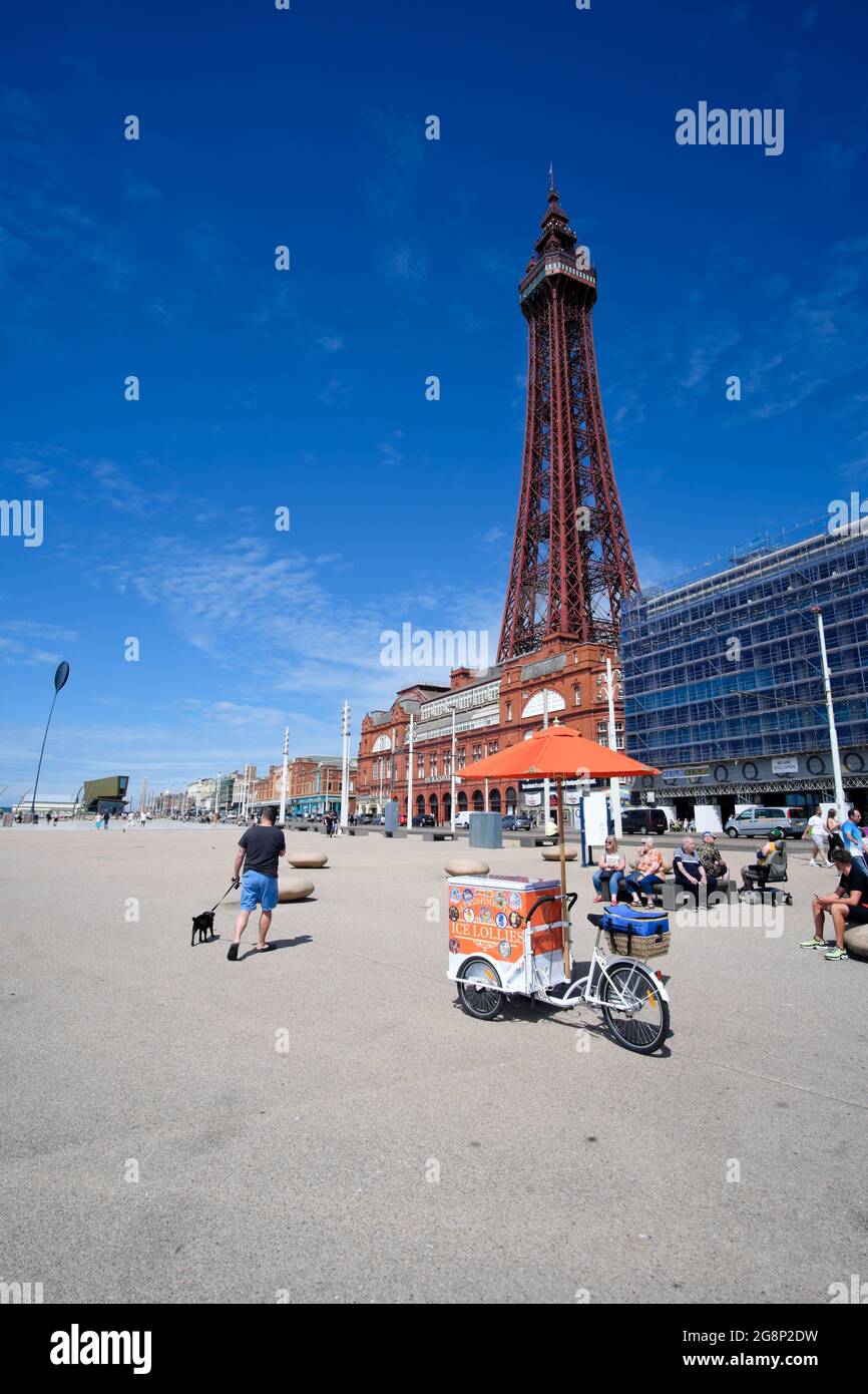 Blackpool Tower gegen EINEN blauen Himmel im britischen Resort Blackpool in Lancashire England Stockfoto