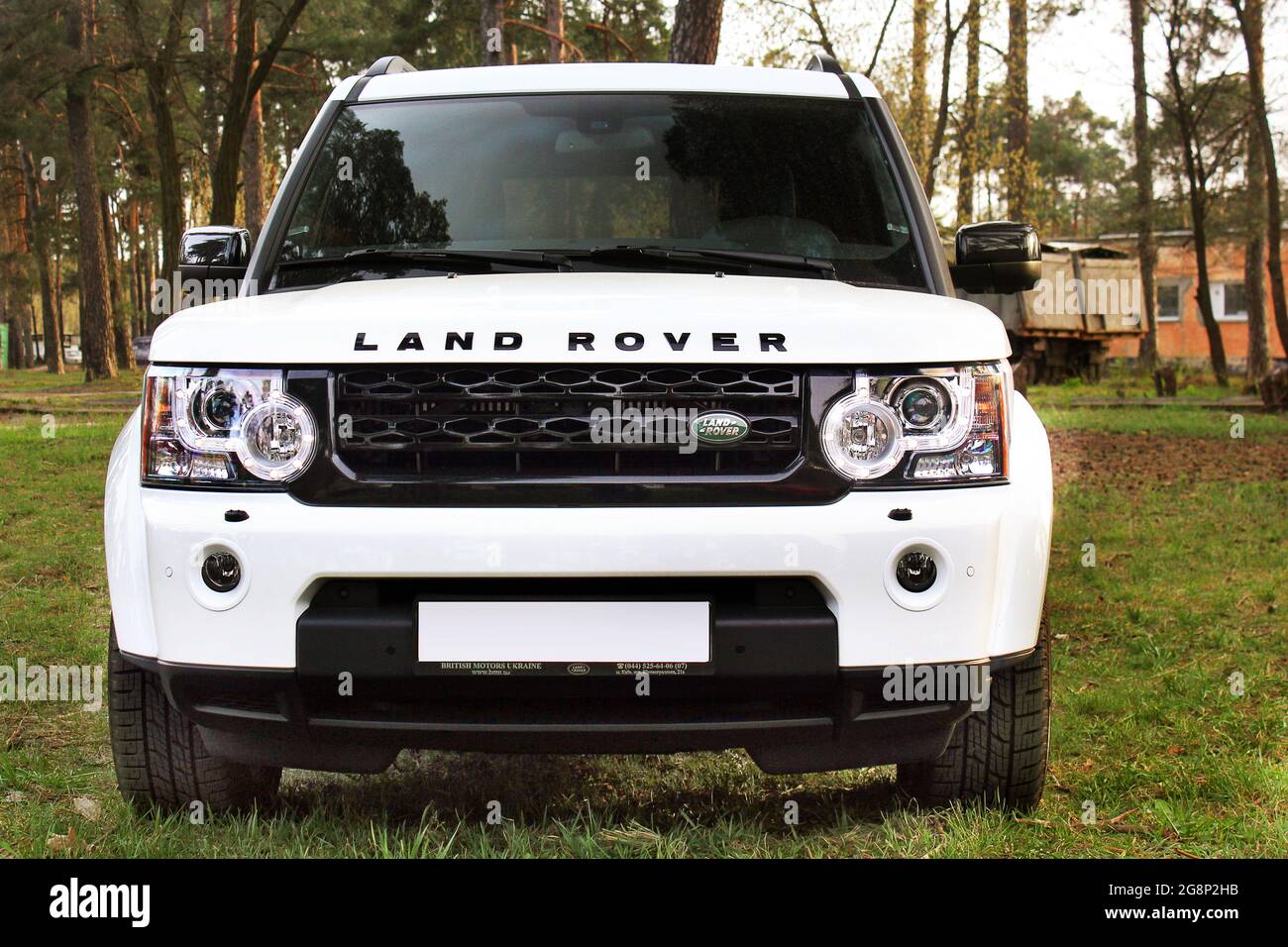 Kiew, Ukraine - 20. April 2016: Weißer SUV Land Range Rover Discovery 4 im Wald Stockfoto