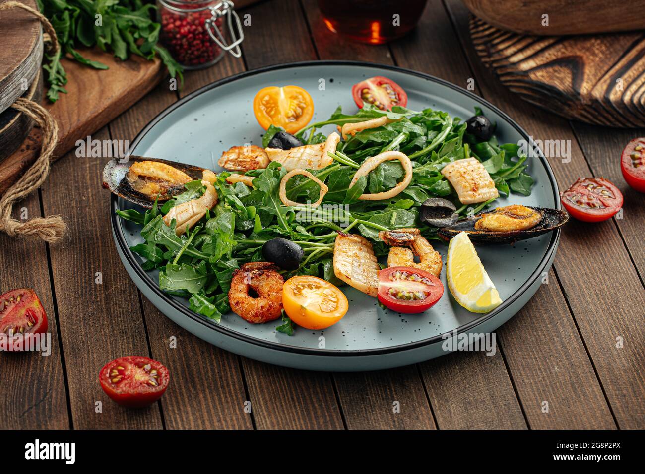 Teller mit Gourmet Seafood Salat mit Gemüse Stockfoto