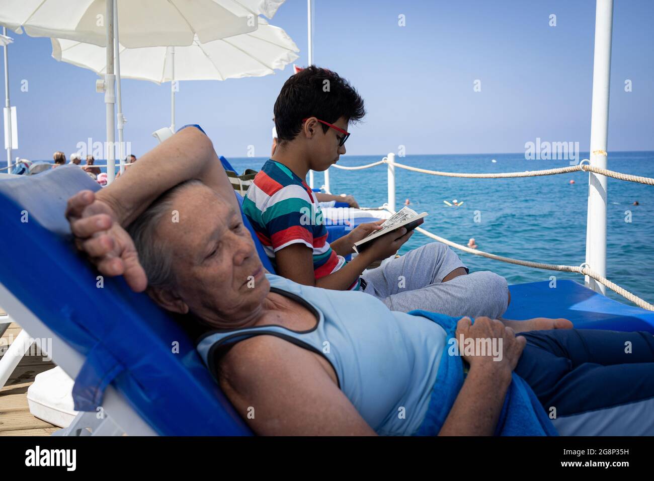 Ältere Frau am Pier mit EnkelSenior Frau am Pier mit Enkel Joy. Hochwertige Fotos Stockfoto