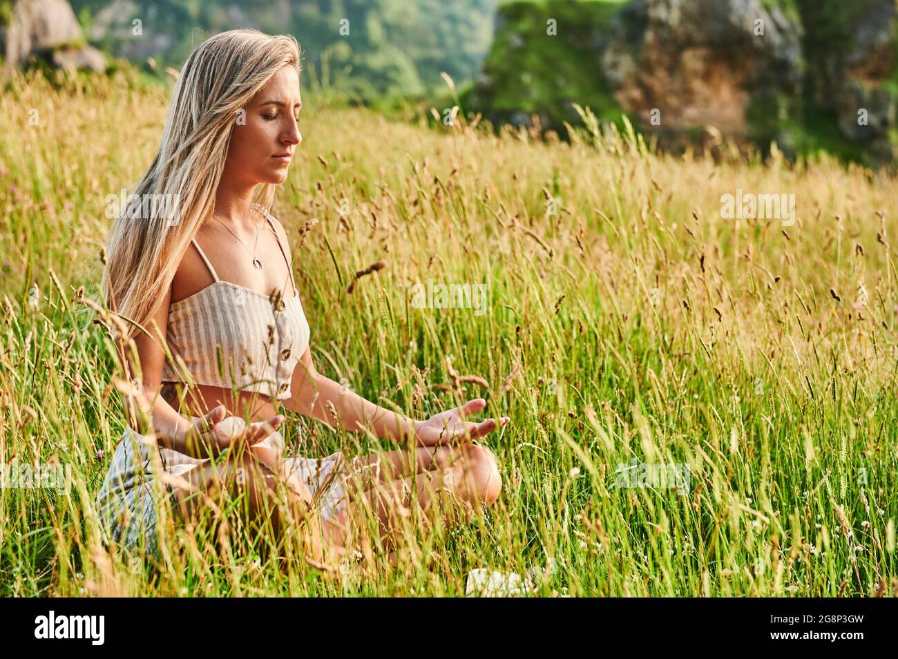 Blonde Mädchen üben Meditation im Morgengrauen Stockfoto