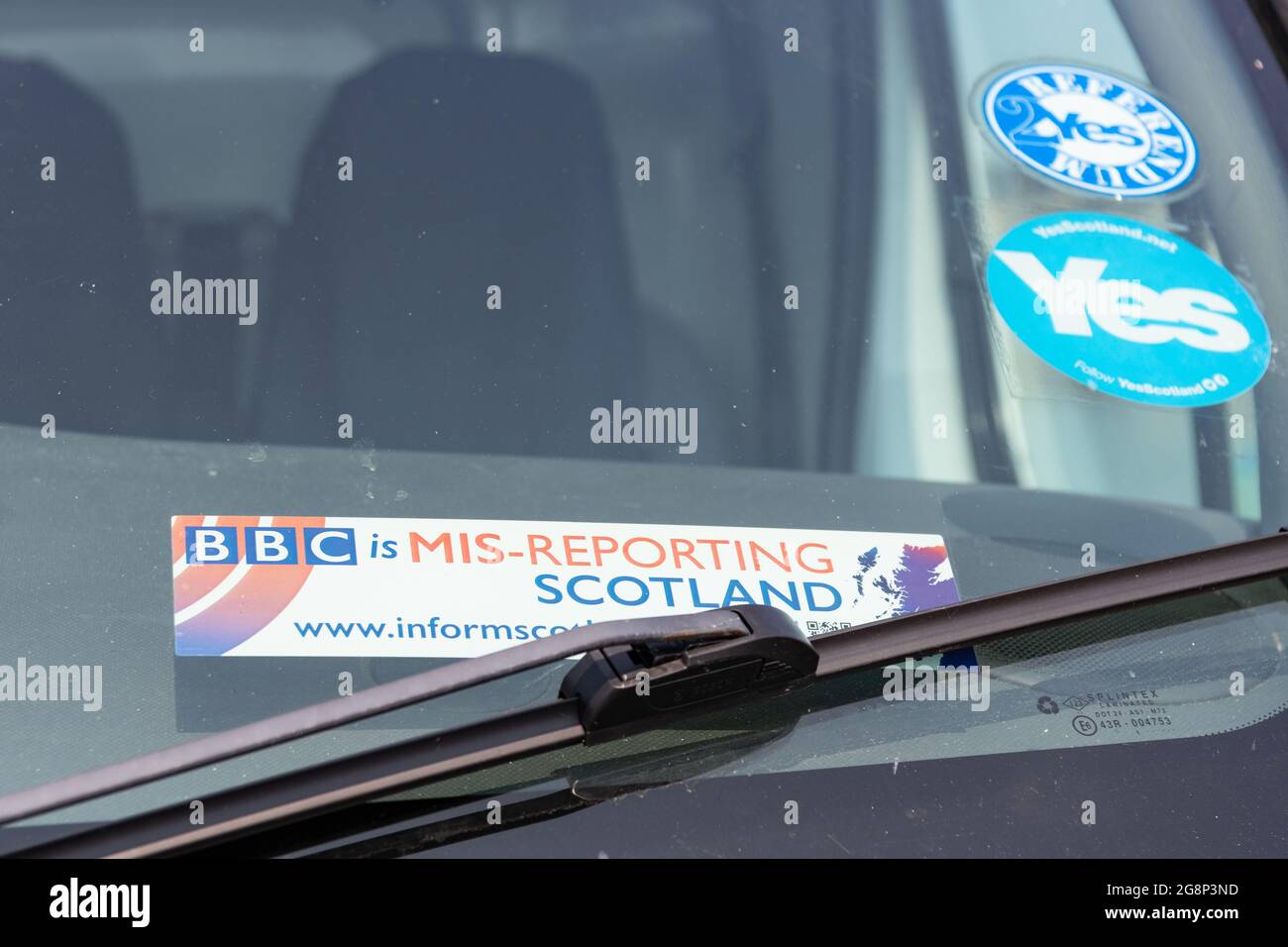 Informieren Sie Schottland: „die BBC meldet Schottland von Mis“-Aufkleber bei Fahrzeugkampagnen gegen BBC Scotland Bias - Schottland, Großbritannien Stockfoto