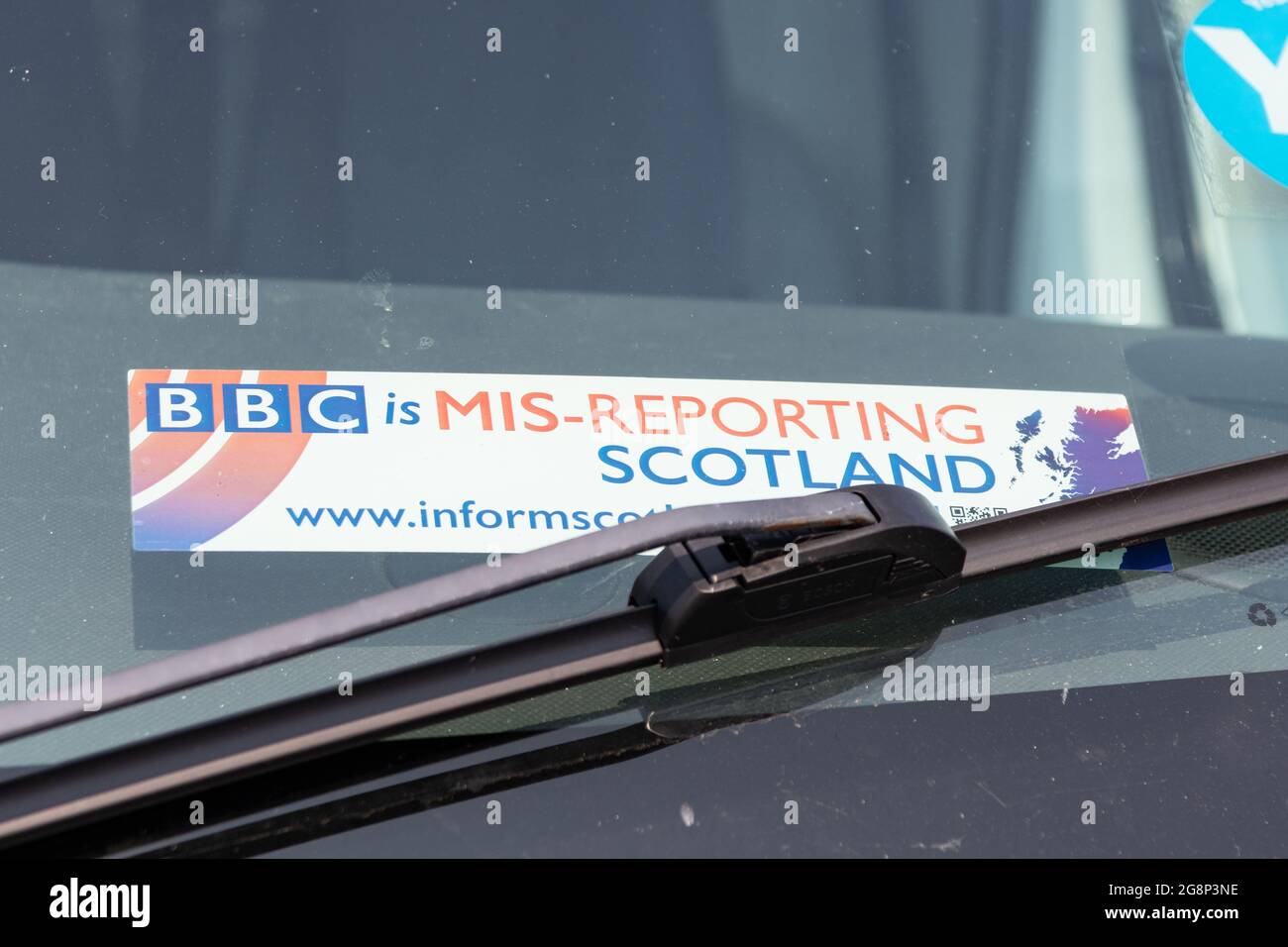 Informieren Sie Schottland: „die BBC meldet Schottland von Mis“-Aufkleber bei Fahrzeugkampagnen gegen BBC Scotland Bias - Schottland, Großbritannien Stockfoto