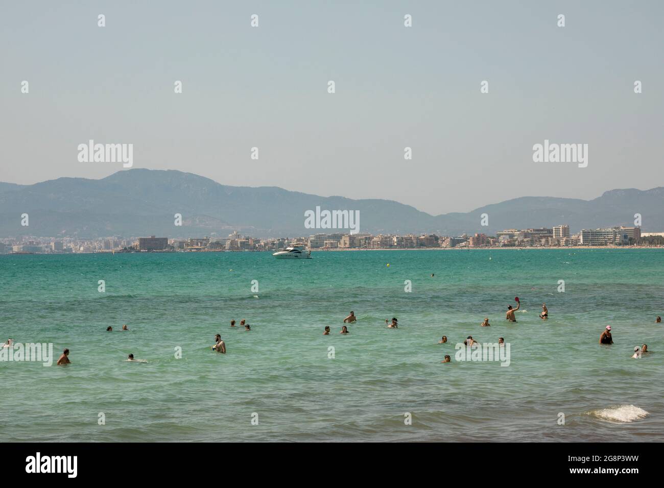 Arenal, Mallorca, Spanien. Juli 2021. Strandleben an der Playa de Palma in S'Arenal (Bild: © John-Patrick Morarescu/ZUMA Press Wire) Stockfoto