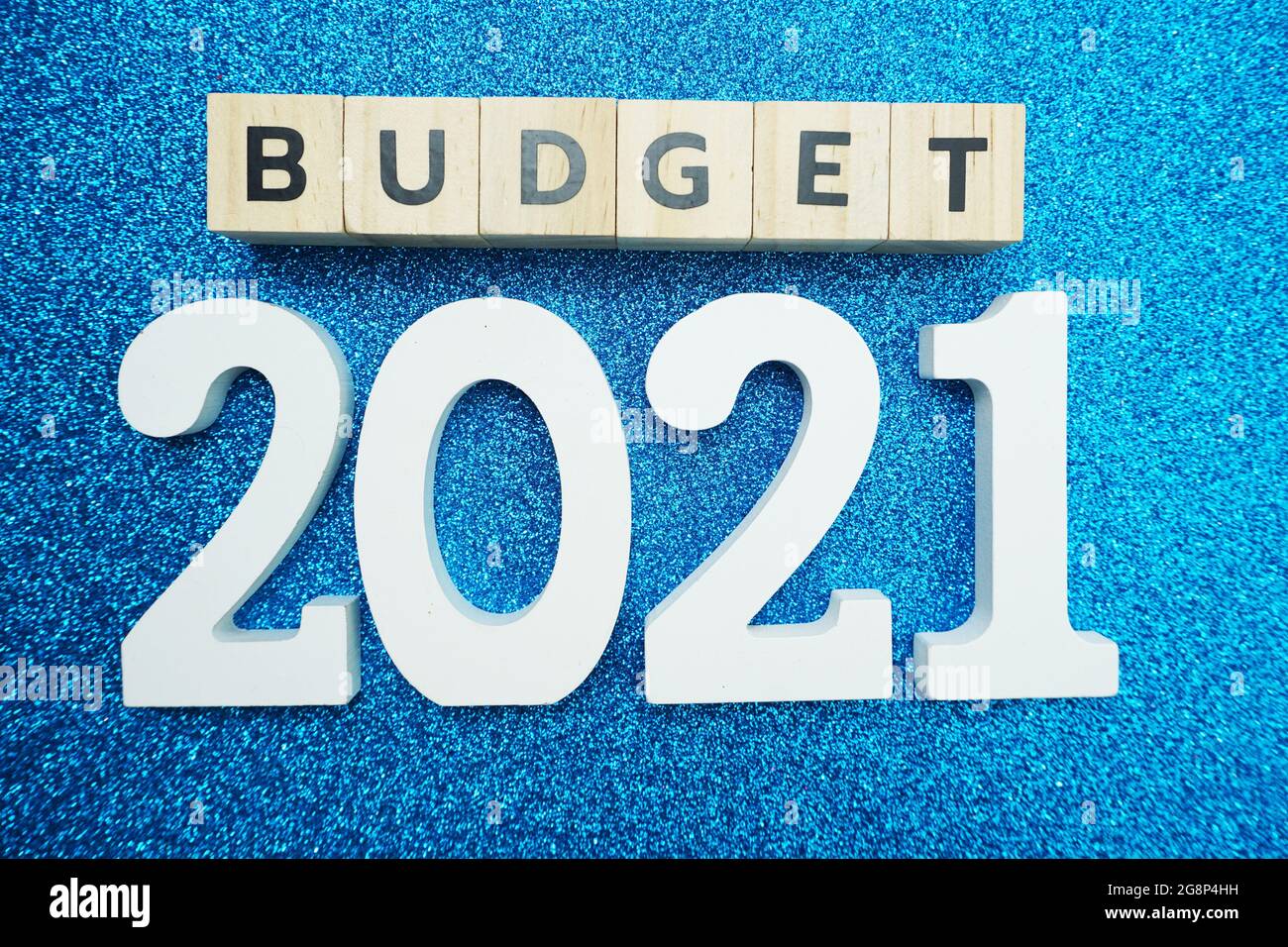 Budget 2021 Buchstaben auf blauem Glitzerhintergrund Stockfoto