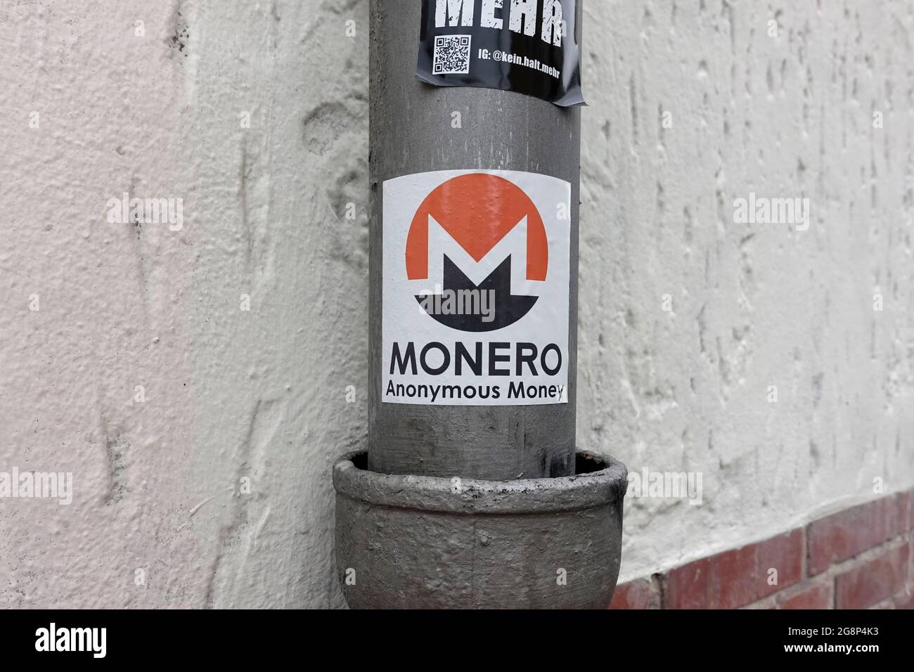 Monero, Privatsphäre-fokussierte Kryptowährung, veröffentlicht 2014, Sticker in Berlin Stockfoto