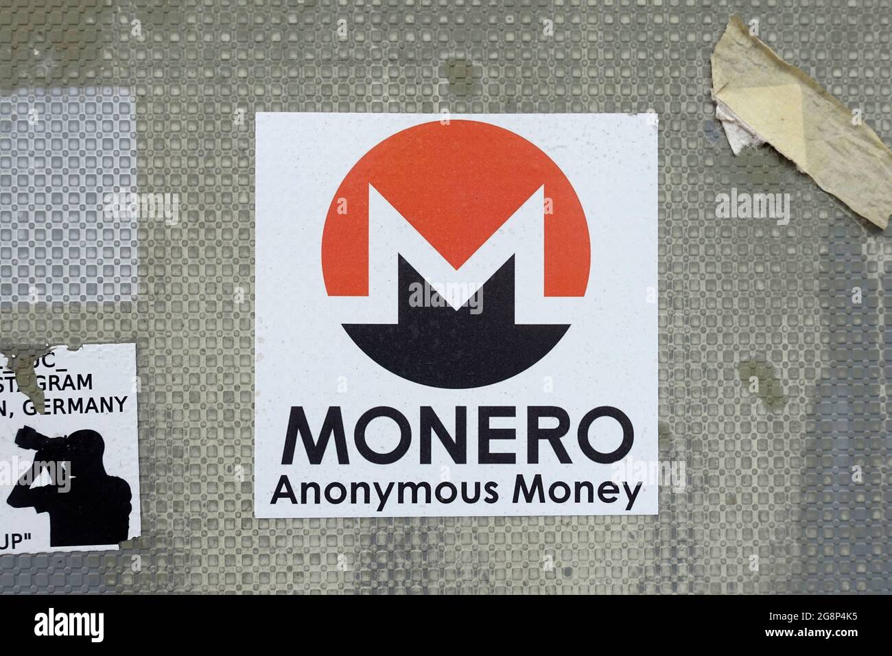 Monero, Privatsphäre-fokussierte Kryptowährung, veröffentlicht 2014, Sticker in Berlin Stockfoto