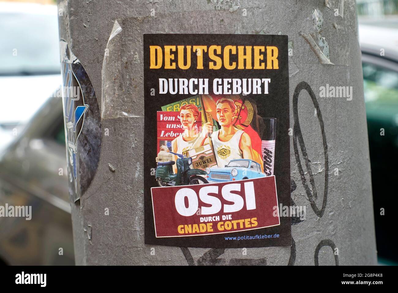 Aufkleber, deutsch von Geburt, Ossi durch Gottes Gnade, Berlin, Deutschland Stockfoto