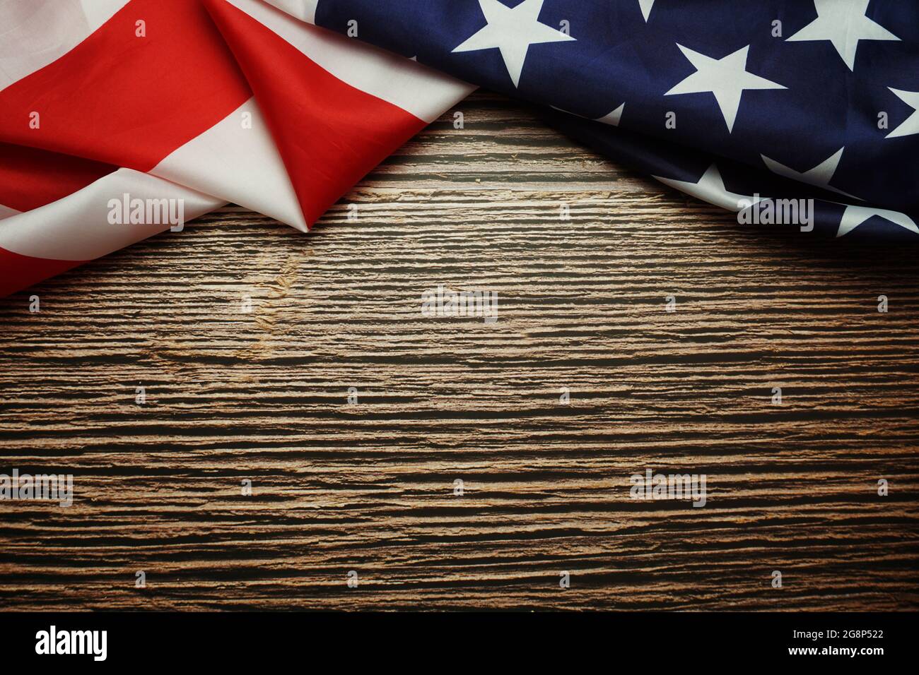 Amerikanische US-Flagge auf hölzernem Hintergrund Stockfoto