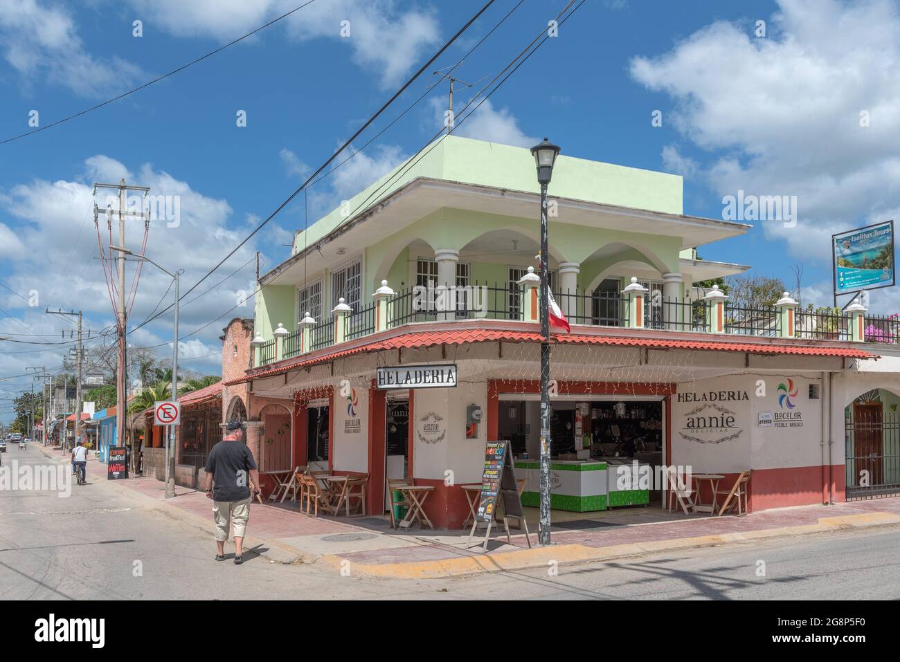 Handelsstraße mit Geschäften und Restaurants, Bacalar, Quintana Roo, Mexiko Stockfoto