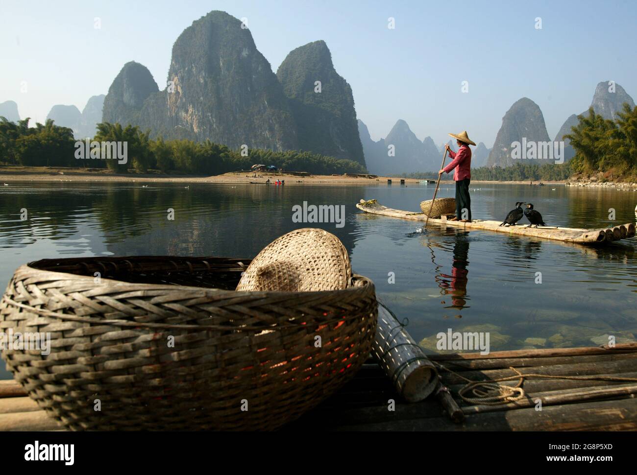 Die kormoranischen Fischerfrauen sind die Touristenattraktion am Fluss Li, Xingping, China, Ostasien Stockfoto