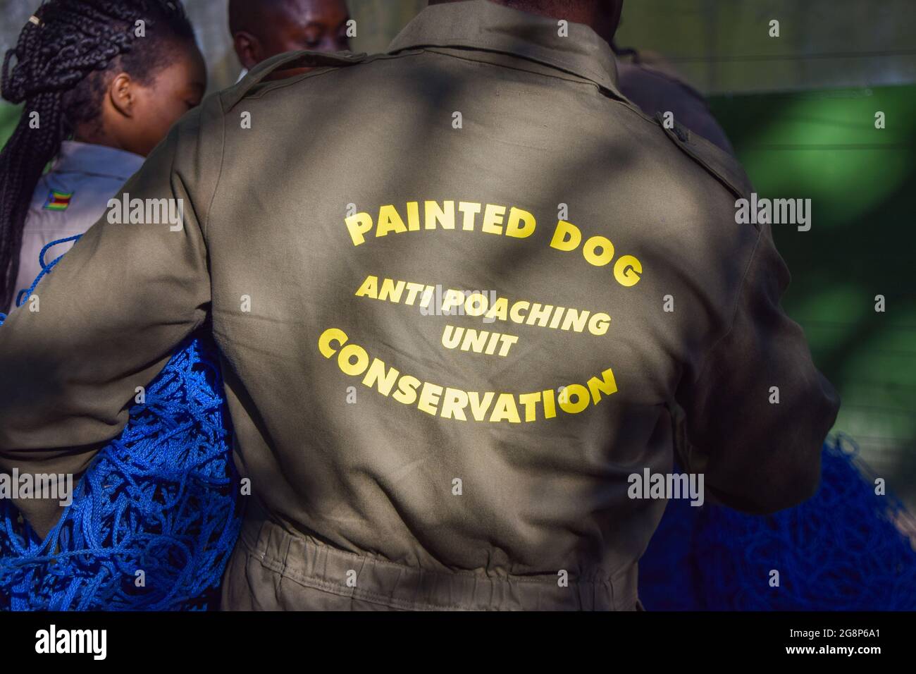 Ranger der Painted Dog Conservation Anti-Wildering Unit in Hwange, Simbabwe. PDC schützt stark gefährdete bemalte Hunde, auch als afrikanische Wildhunde, bemalte Wölfe und Cape-Jagdhunde bekannt. Stockfoto