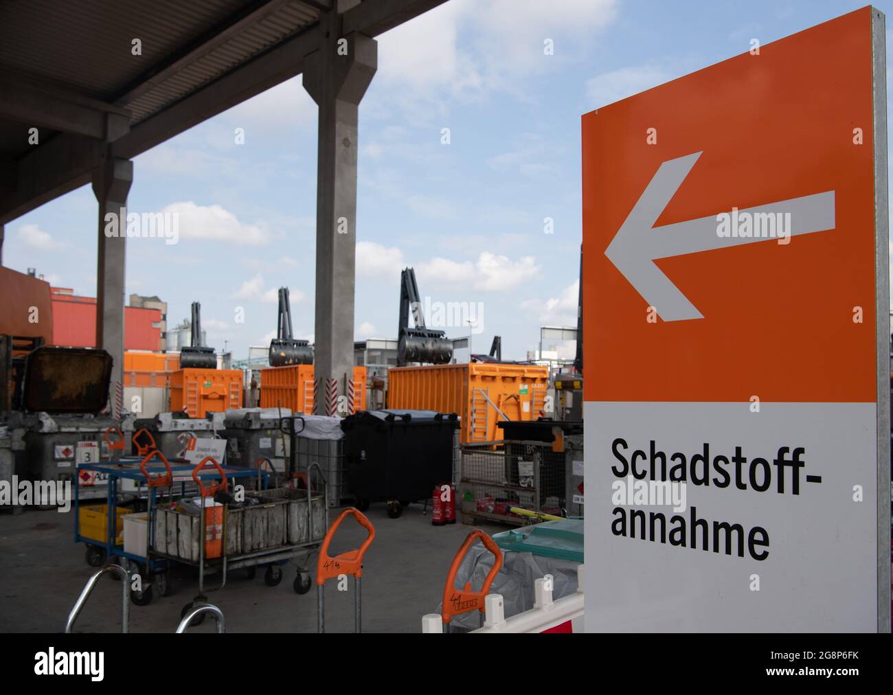 Berlin, Deutschland. Juli 2021. Auf dem Schild auf dem neuen BSRRecyclinghof in der Gradestraße Berlin, Deutschland. Juli 2021. Auf dem Schild auf dem neuen BSRRecyclinghof in der Gradestraße