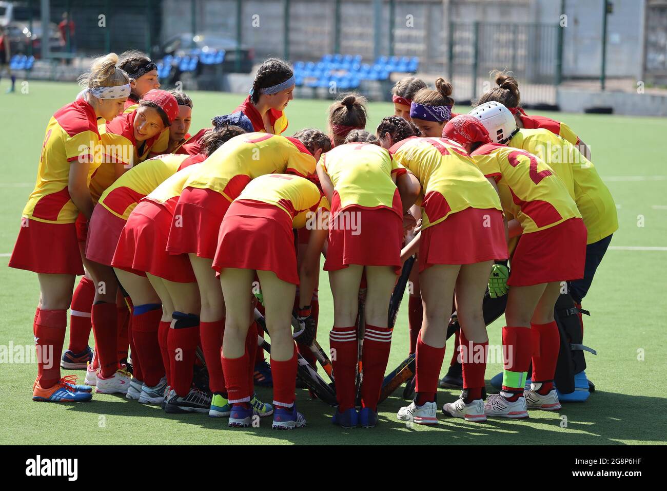 Russland. Vyborg 06.06.2021 Team von Mädchen confer auf dem Feld für Hockey auf Gras spielen. Hochwertige Fotos Stockfoto