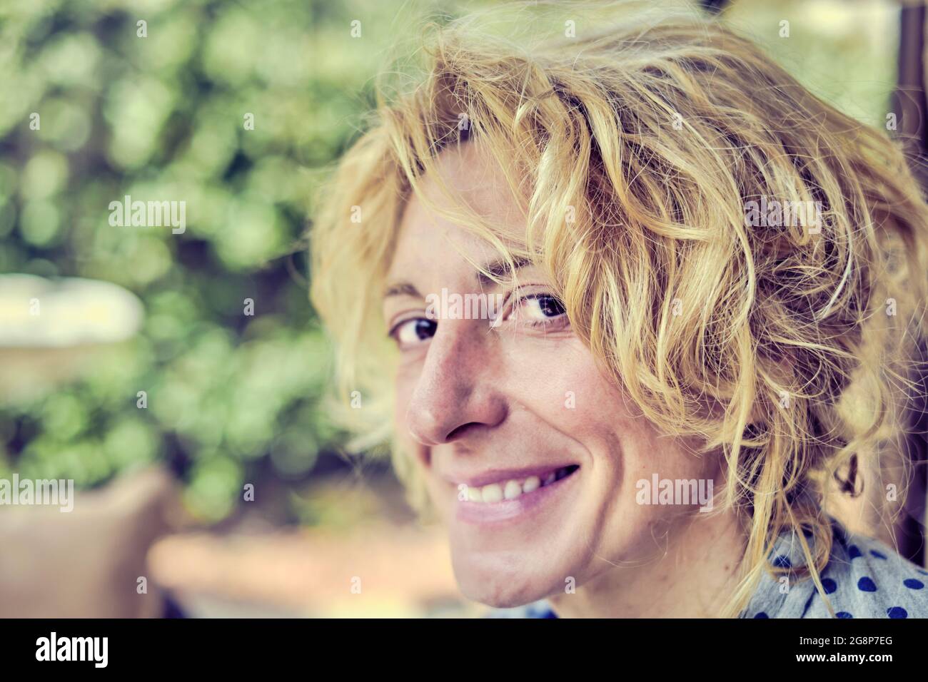 Porträt einer jungen reifen kaukasischen Frau in der Halle. Stockfoto