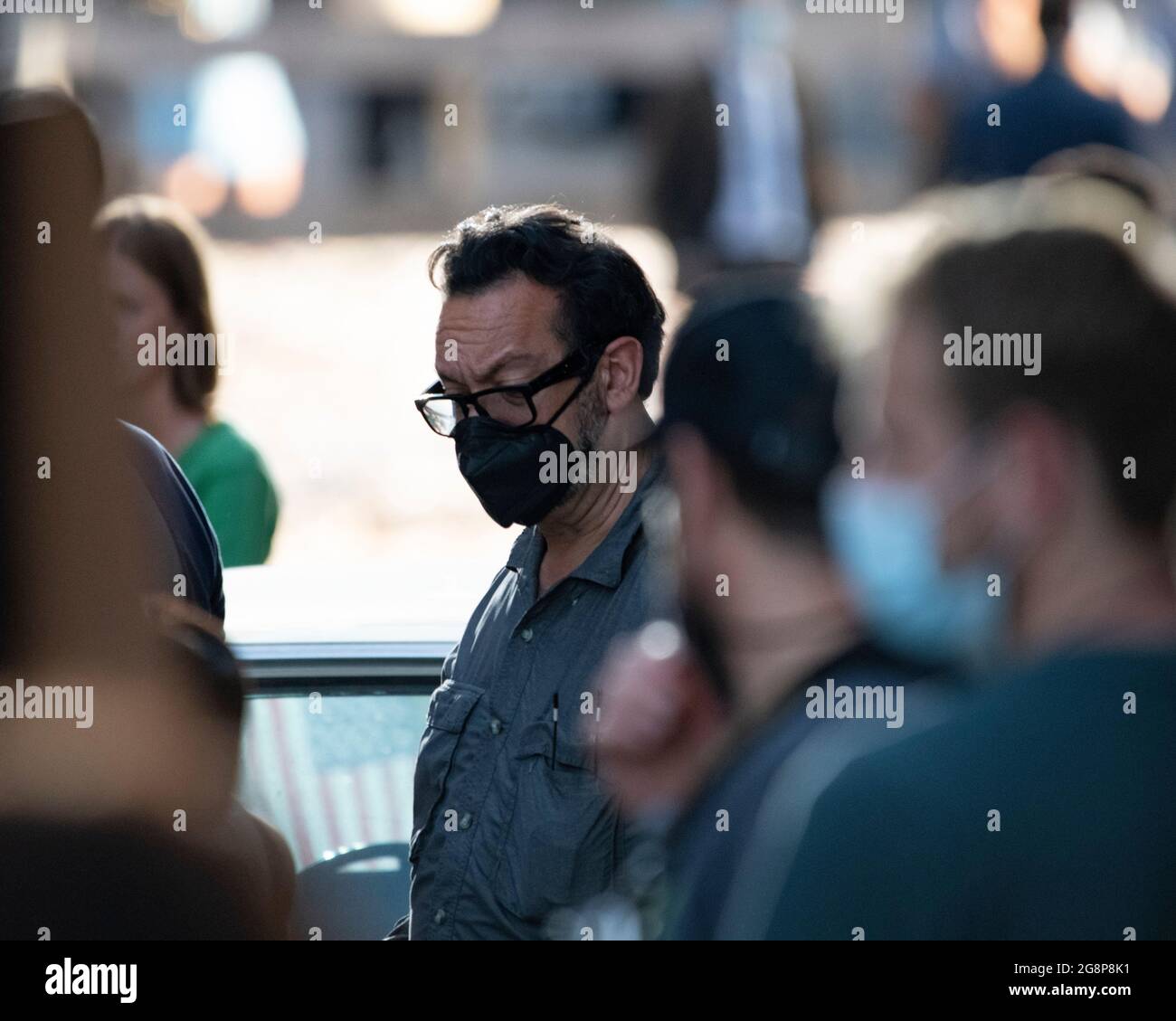 Glasgow, Schottland, Großbritannien. 21. Juli 2021. IM BILD: James Mangold, der Produzent/Regisseur des Films, wird auf dem Drehzapfen zwischen den Aufnahmen gesehen, um sicherzustellen, dass alles auf dem richtigen Weg ist. Dreharbeiten am Set von Indiana Jones 5 mitten im Stadtzentrum von Glasgow, als der Hollywood-Blockbuster Glasgow als New York City aufstellte. Eine vollständige Produktion ist zu sehen, mit einer großen Besetzung, Produzenten und Extras. Das Stadtzentrum wurde so verändert, dass alle Ladenfronten und Gebäude wie 1959 Amerika aussehen. Quelle: Colin Fisher Stockfoto