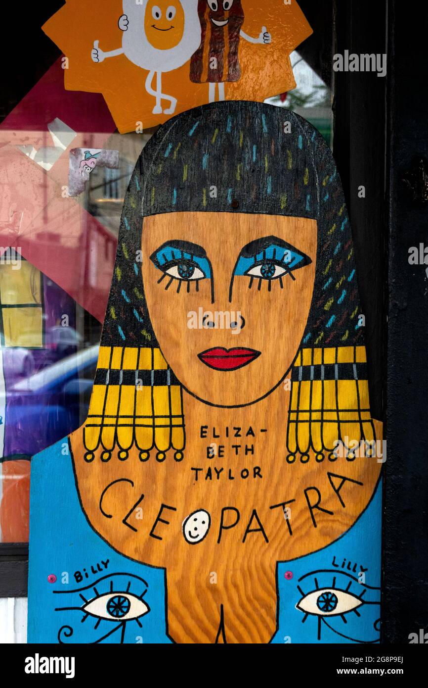 Ein farbenfrohes Gemälde von Elizabeth Taylor als Cleopatra vor Comfortland, einem Restaurant, das auch Eis in Astoria, Queens, New York verkauft. Stockfoto