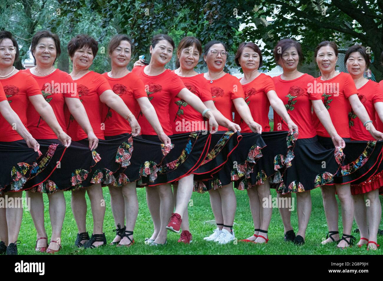 Posierte Gruppenfoto einer Tanzgruppe, die aus chinesischen Amerikanerinnen mittleren Alters besteht. In Queens, New York City. Stockfoto