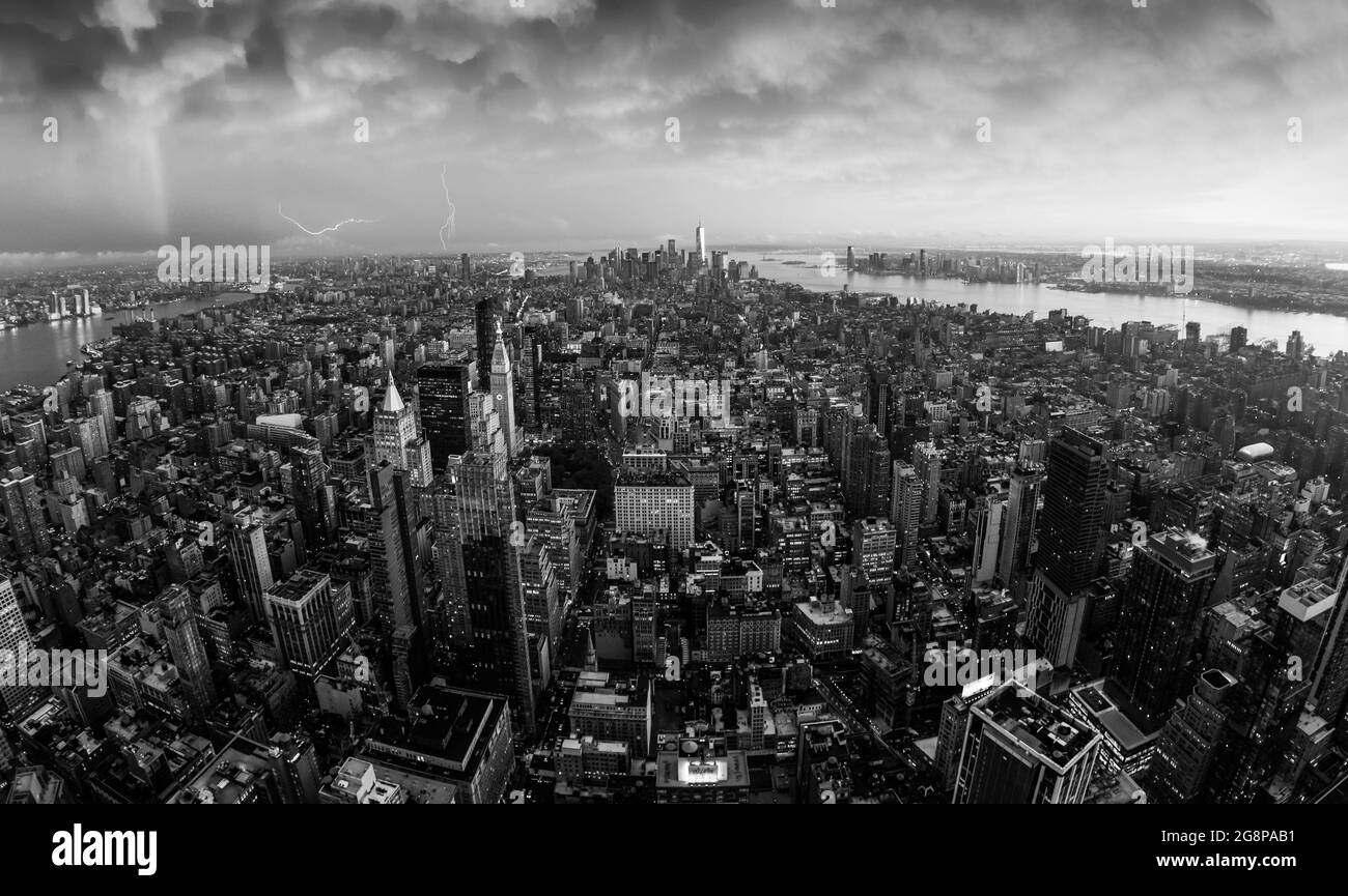 New York City Skyline mit Manhattan Wolkenkratzer an der dramatischen stürmischen Sonnenuntergang, USA. Stockfoto