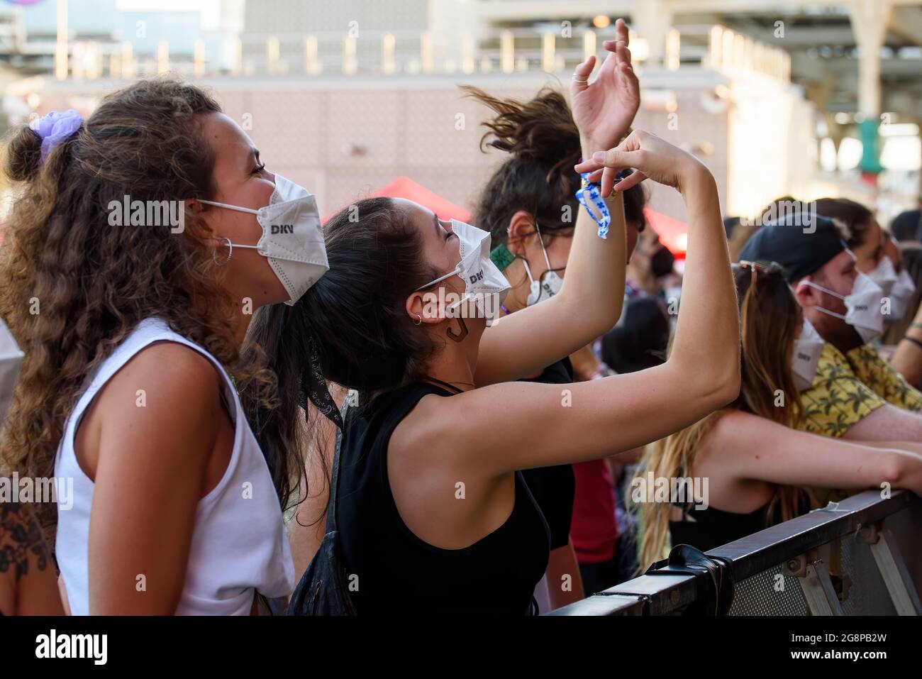 BARCELONA - JUL 10: Beim Cruïlla-Festival am 10. Juli 2021 in Barcelona, Spanien, haben die Menschen Spaß, Masken zum Schutz vor Coronaviren zu tragen. Stockfoto