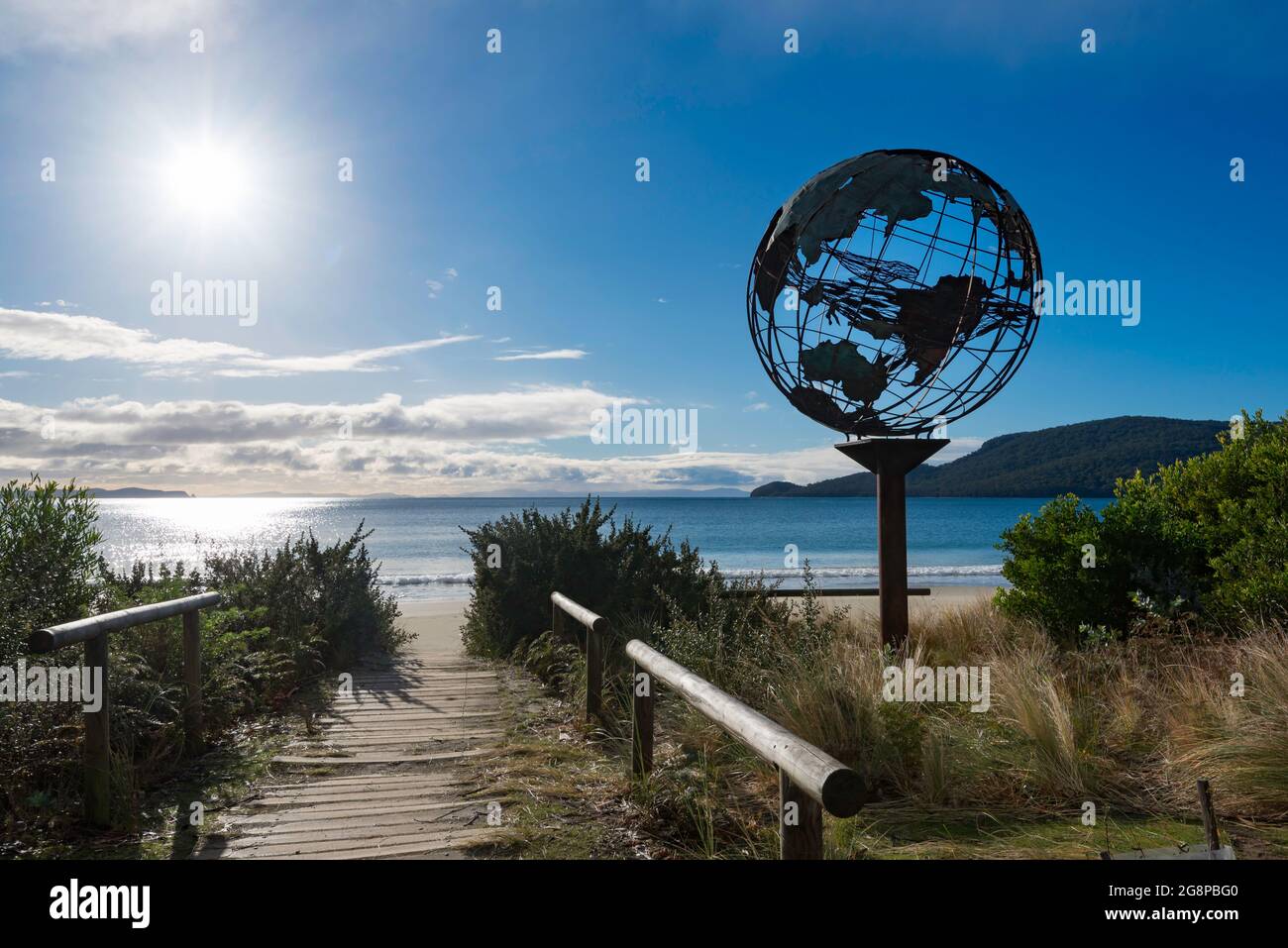 Die erhöhte Globenskulptur am Strandeingang zur Adventure Bay, Bruny Island, Tasmanien symbolisiert die Verbundenheit aller Lebewesen. Stockfoto