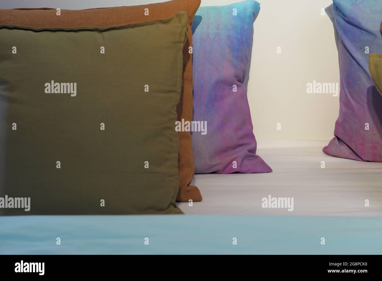 Komfort und Gemütlichkeit zu Hause. Komfortable und schöne Kissen in  verschiedenen Farben. Hochwertige Fotos Stockfotografie - Alamy