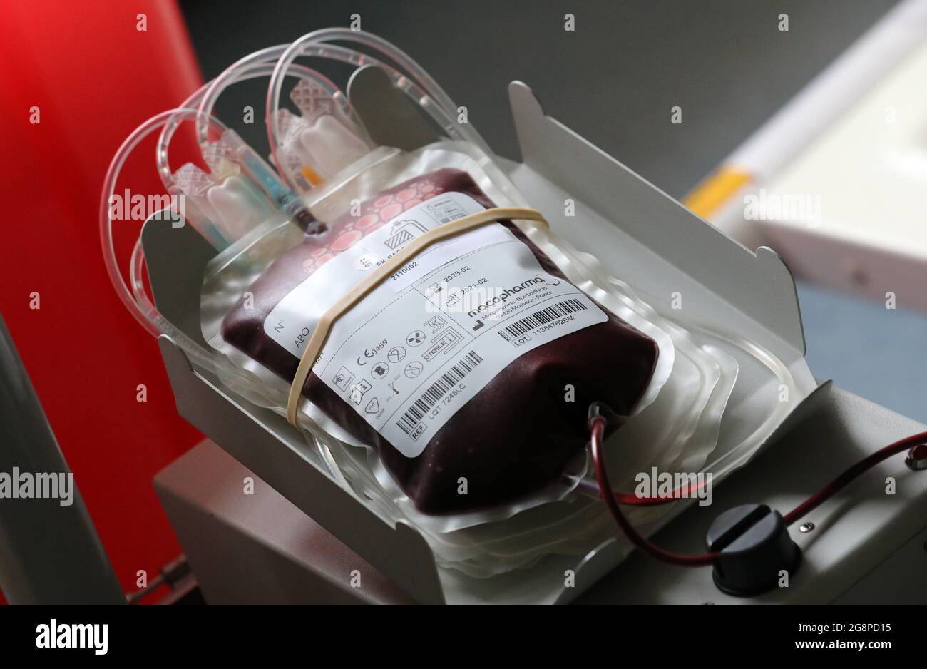 Rostock, Deutschland. Juli 2021. Bei der Blutspende des Universitätsklinikums fließt Blut in eine Blutbank, wenn eine Spende erfolgt. Das Universitätsklinikum richtet sich an die Bevölkerung mit einem Appell, der um Blutspenden bittet. Aufgrund des akuten Mangels an Blutspenden müssen die Operationen jeden Tag verschoben werden, die Corona-Krise hat die normale für einen Sommerblutmangel auf das Maximum verschärft. Quelle: Bernd Wüstneck/dpa-Zentralbild/ZB/dpa/Alamy Live News Stockfoto