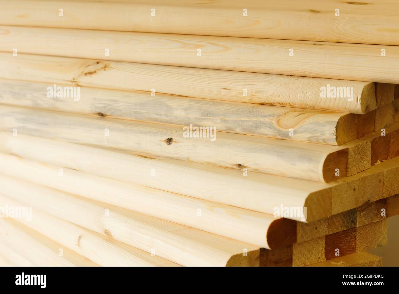 Bretter und Bauholz liegen in der Schreinerei. Holzbearbeitung. Hintergrund für den Produktlieferanten. Harthölzer. Stockfoto