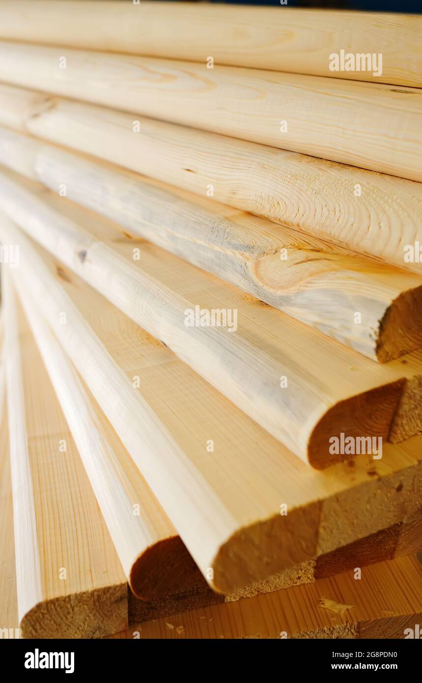 Bretter und Bauholz liegen in der Schreinerei. Holzbearbeitung. Hintergrund für den Produktlieferanten. Harthölzer. Stockfoto