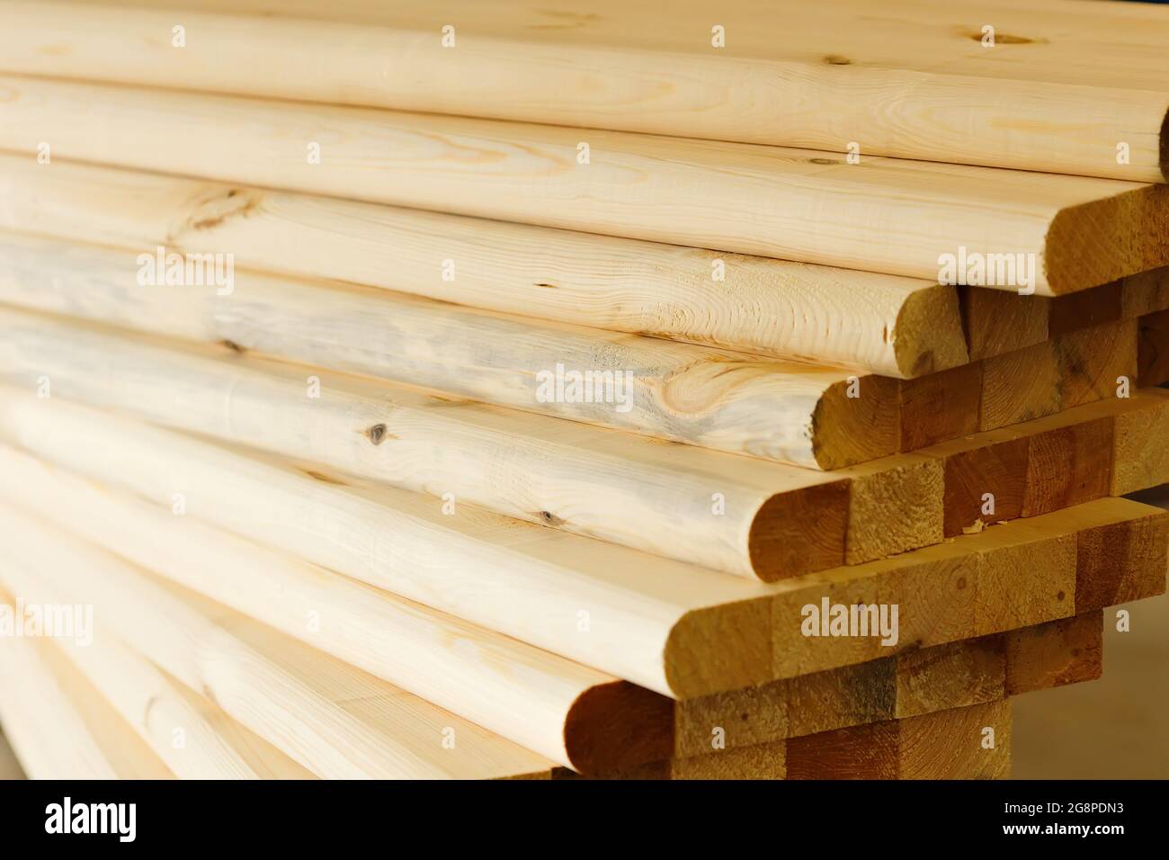 Bretter und Bauholz liegen in der Schreinerei. Holzbearbeitung. Hintergrund für den Produktlieferanten. Harthölzer. Stockfoto