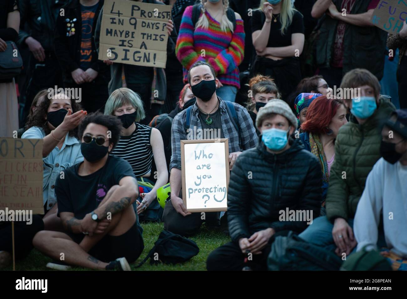 Bristol, Großbritannien. März 2021. Der vierte Protest von Bristol gegen das Polizei- und Verbrechensgesetz findet im College Green im Zentrum der südwestlichen Stadt statt. Etwa 500 Demonstranten sind bisher zu Wort gekommen und haben sich Reden angehört, während die Polizei ein niedriges Profil zeigt. Stockfoto