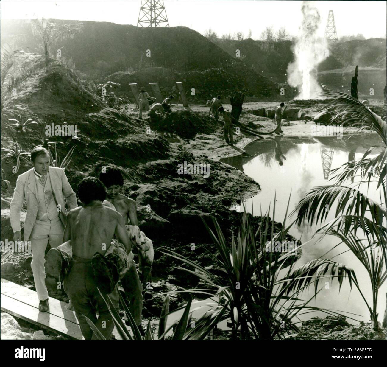 ZDF-Fernsehfilm 'Sir Henri Deterding' - Bohrlochbrand in Telaga Said auf Sumatra. The Opfer will be bound. Deterding (Wolfgang Preiss) und sein Ingenieur versuchen den Brand zu löschen. Stockfoto