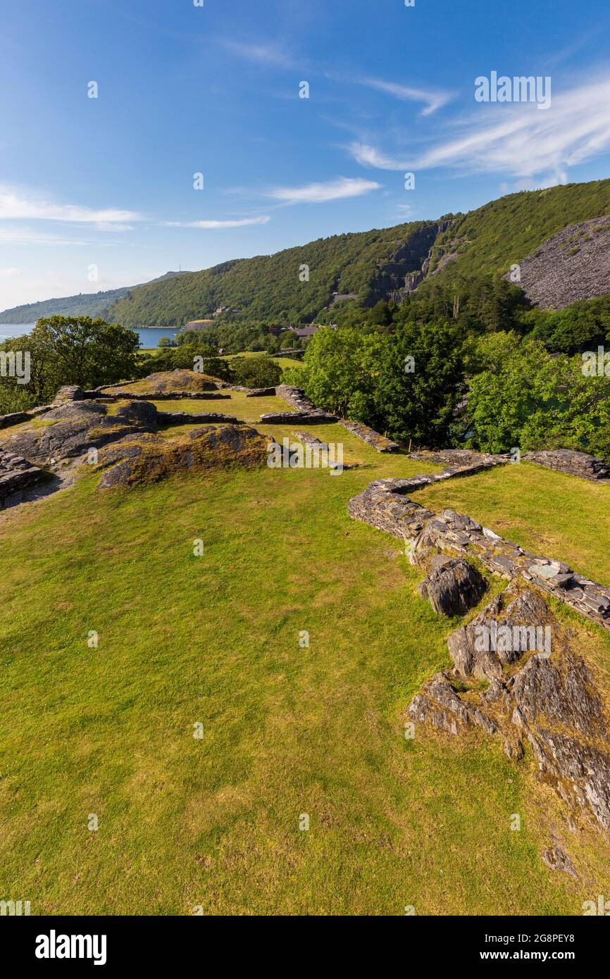 Die Fundamente der zerstörten Türme und Gebäude aus dem Stall von Dolbadarn Castle mit Llyn Padarn im Hintergrund, Gwynedd, Nordwales Stockfoto