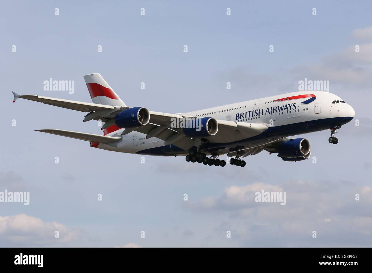 Ein Airbus A380 für British Airways kommt am Flughafen London Heathrow an Stockfoto