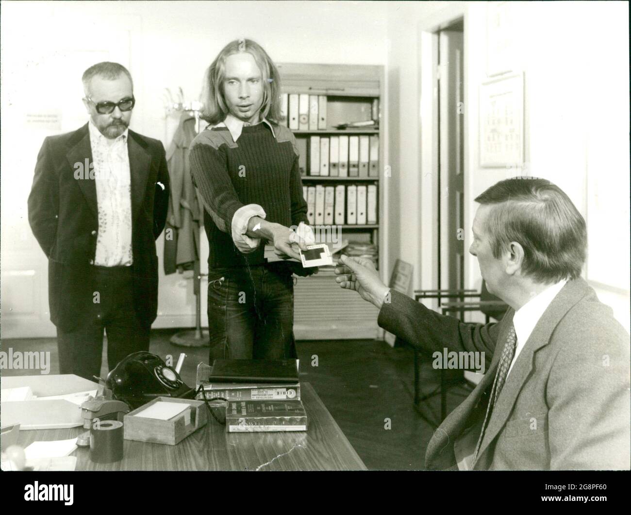 Völlig überraschend tauchen Louis (Hans Korte, l.) und Julien (Wolfgang Giese) im Büro von Kommissar Bernard (Günther Neutze) auf. You bring the lange geleuchtete Wettschein, the sent plötzly refund has receive. Nach kurzer Untersuchung ist für Bernard der Fall klar. Stockfoto