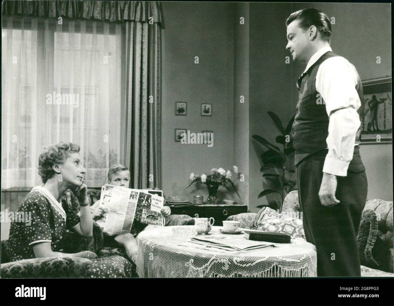 Ein Foto zur NDR-Sendung von vier Szenen aus 'Furcht und Ende des Dritten Reichs' von Bertolt Brecht am 1. Oktober 1964 im Deutschen Fernsehen. Christa Johns-Siegmund, Falk Winter und Siegfried Dornbusch (v.l.n.r.) in 'der Spitzel' (Regie: Marcus Scholz): 'In meinen vier Wänden kann ich äussern, was mir passt.' Der Junge ist ein aufsehenerreger Zuhörer und bald darauf bereut der Vater seine freien Worte. Stockfoto