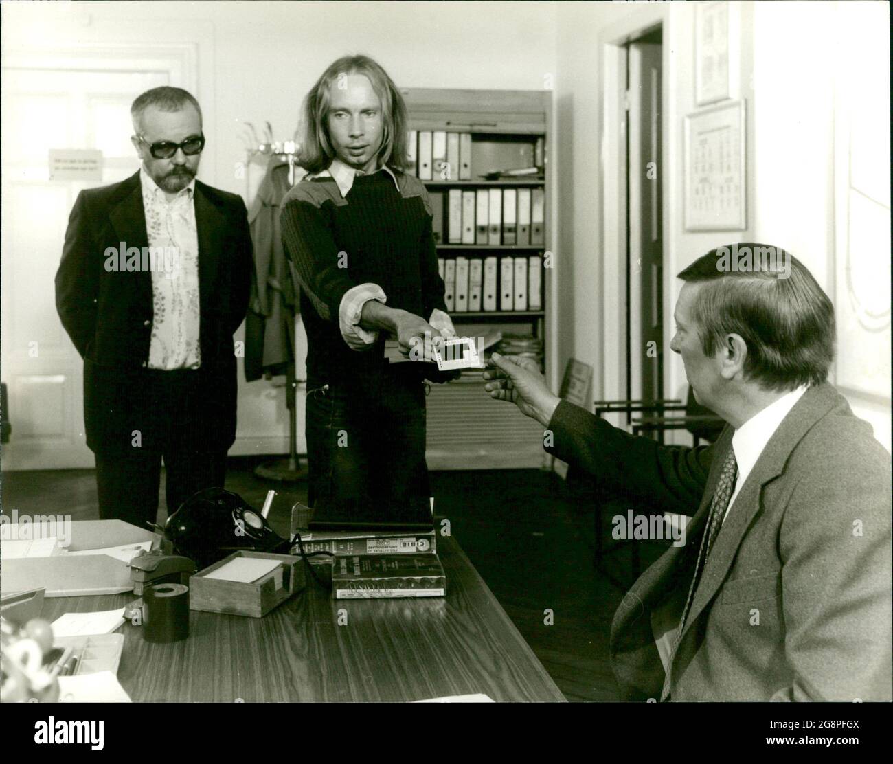 Völlig überraschend tauchen Louis (Hans Korte, l.) und Julien (Wolfgang Giese) im Büro von Kommissar Bernard (Günther Neutze) auf. You bring the lange geleuchtete Wettschein, the sent plötzly refund has receive. Nach kurzer Untersuchung ist für Bernard der Fall klar. Stockfoto