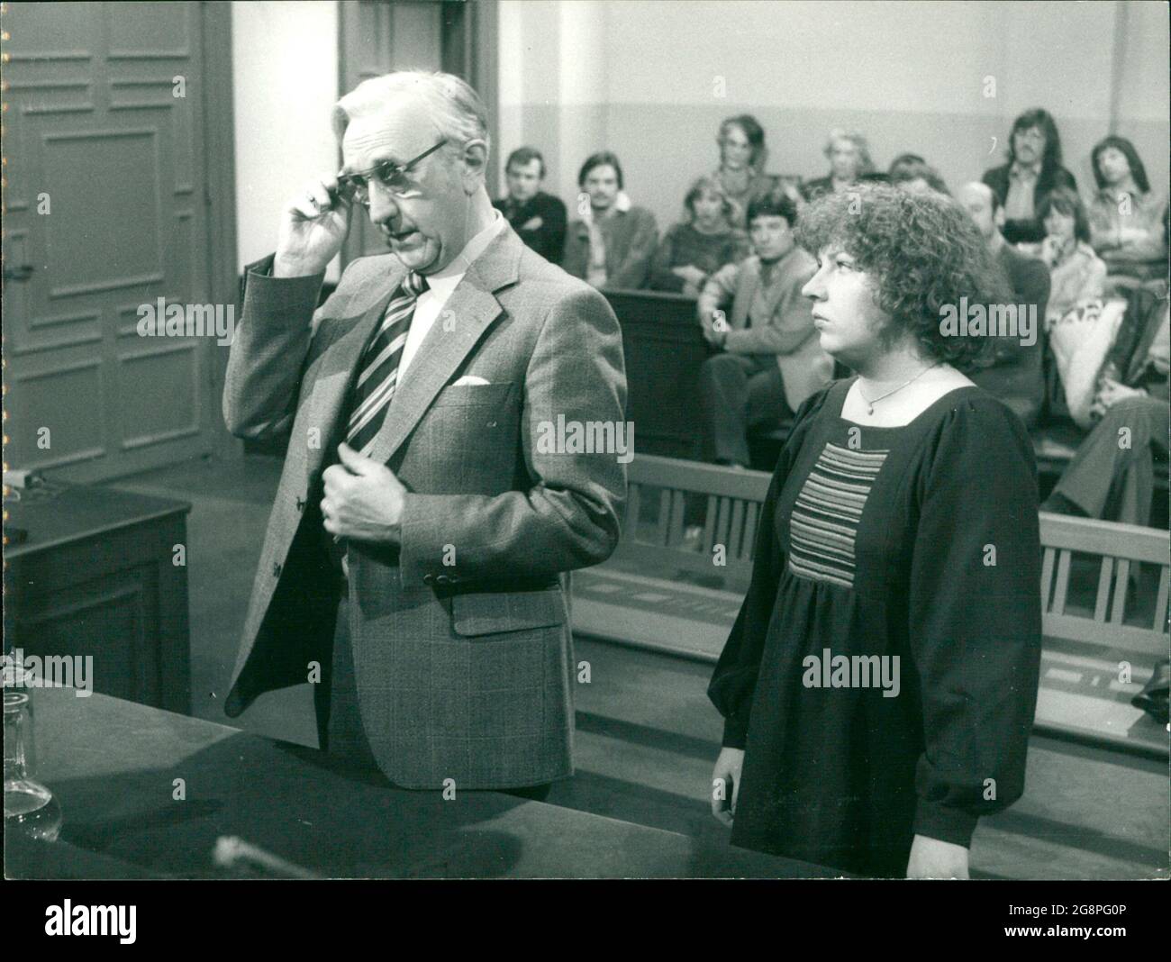 Ewald Köster (Rudolf Möller), Inhaber einer Stauerei, war eines der Opfer der Angeklagten (Hansi Jochmann). Stockfoto