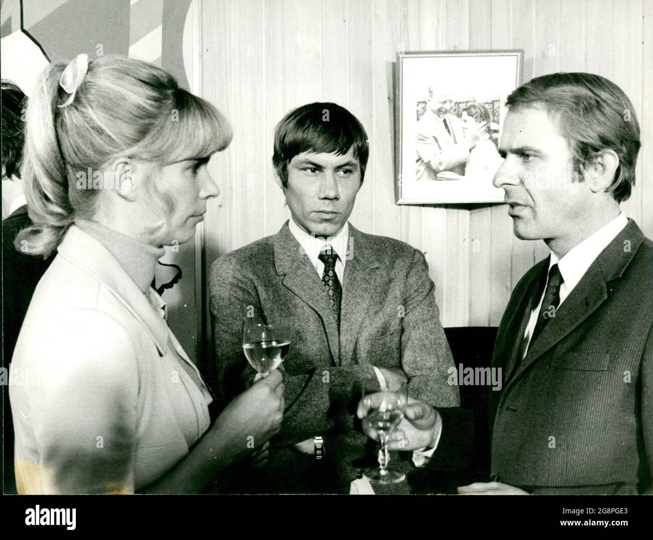 Szenenfoto zum Film 'zum Ruhm des Sports': Wohl Jochen Hellberg (Dieter Prochnow) bei den Europameisterschaften in Budapest fabelhaft abgeschnitten hat, macht ihm sein Trainer Bendler (Henry König, r.) Vorwürfe; denn er hat Geld angekommen, um für Sportschuhe zu werben - aber nicht nur er... Links: Hellbergs Freundin Sigrid Fenske (Antje Reinke). Stockfoto