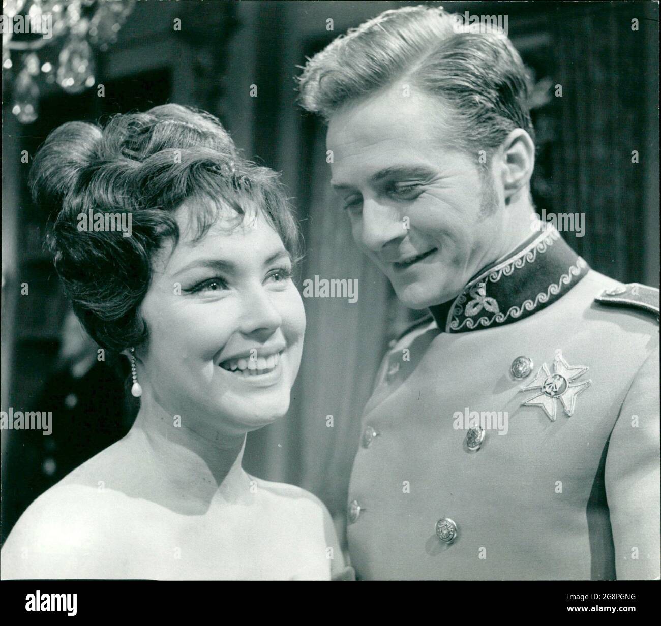 Das Foto zeigt Monika Dahlberg als Christine und Werner Bruhns als Walter von Arnegg. Stockfoto