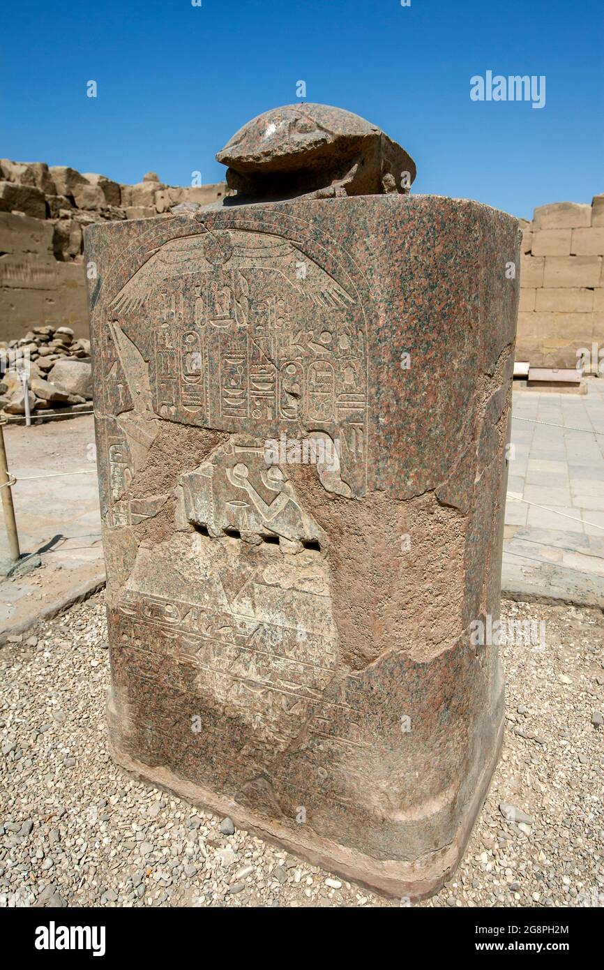 Die rote Granitstatue eines heiligen Skarabäus, der von Amenhotep III. Im Karnak-Tempel (großer Tempel des Amun) in Luxor in Zentralägypten geweiht wurde. Stockfoto