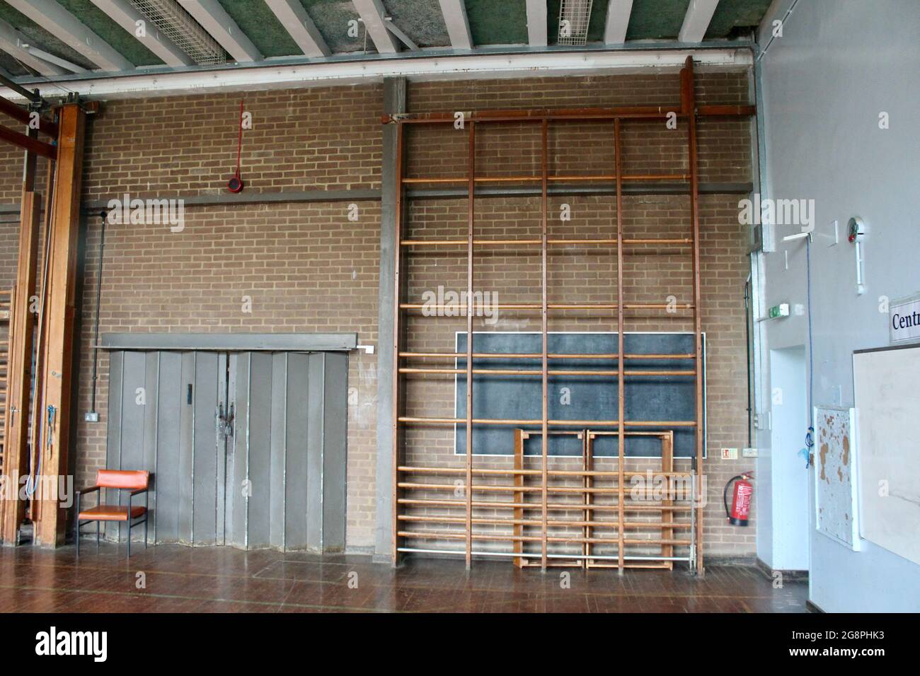 Ein leeres klassisches hölzernes Gymnasium in einem englischen Gymnasium in london england Stockfoto