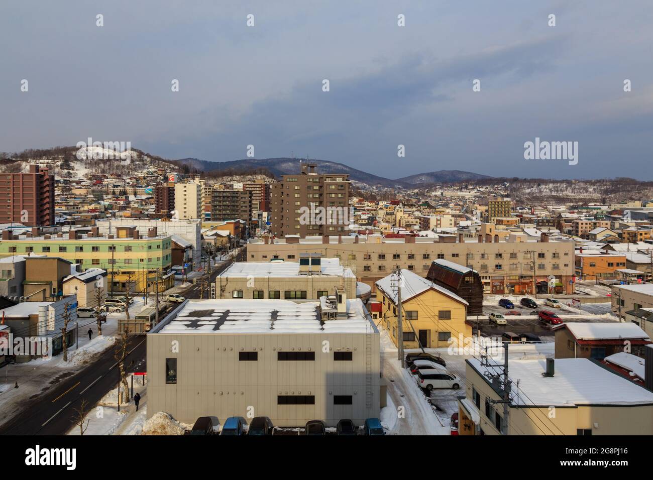 Otaru, Hokkaido, Japan-24. Dezember 2017: Panorama-Stadtansicht der Stadt Otaru während der bewölkten Morgen- und Wintersaison, mit Dachbau-Covere Stockfoto