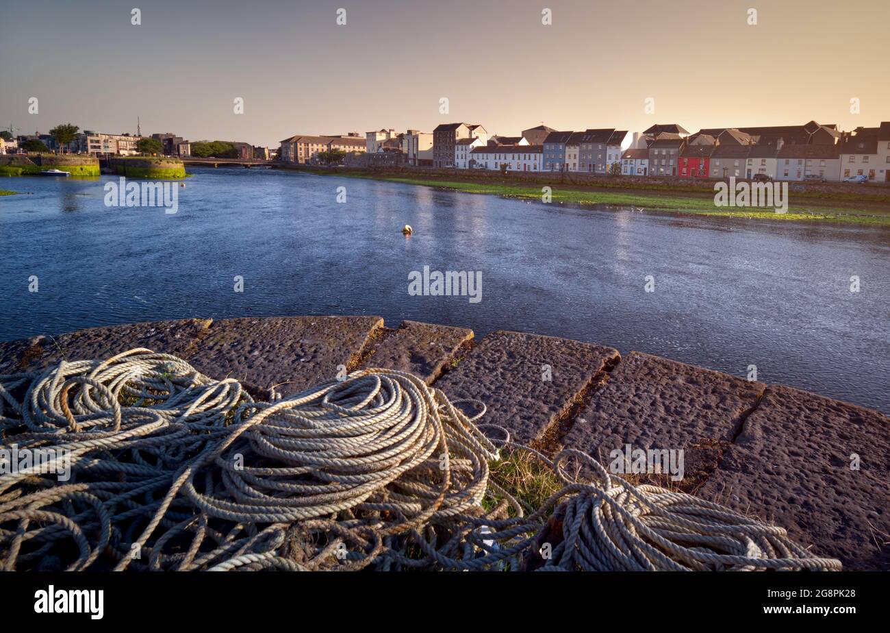 Wunderschöne Stadtlandschaft mit bunten Häusern am Corrib River in Claddagh in Galway City, Irland Stockfoto