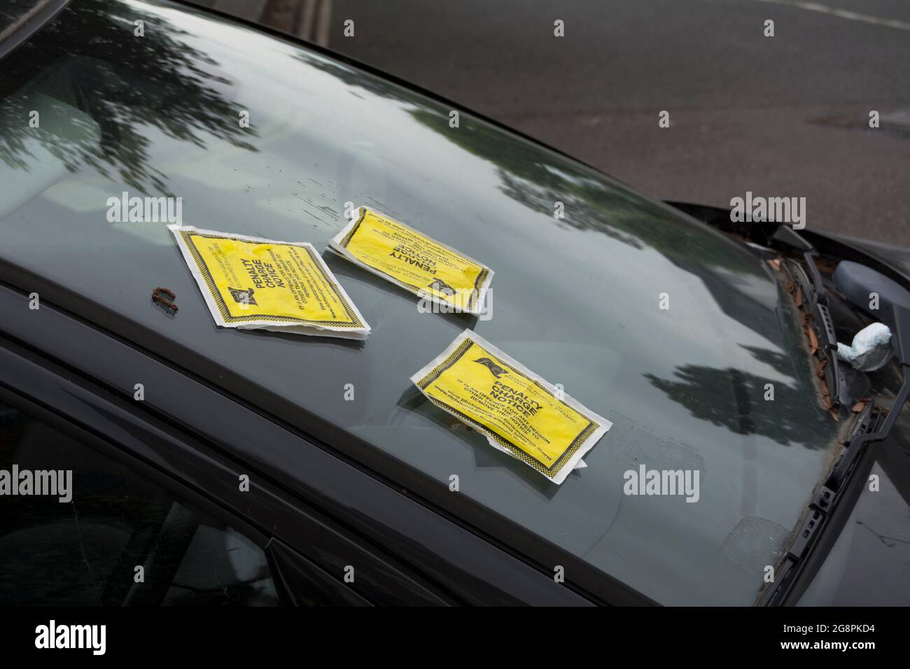 Drei Parkplatzstrafen aus dem londoner Stadtteil richmond upon thames an der Windschutzscheibe eines geparkten Autos in teddington, middlesex, england Stockfoto