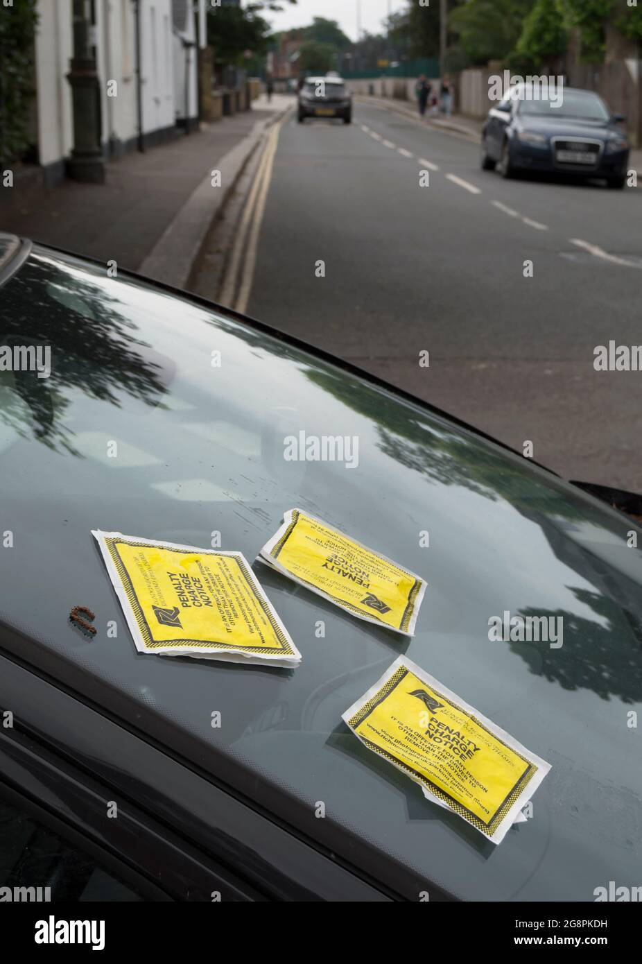 Drei Parkplatzstrafen aus dem londoner Stadtteil richmond upon thames an der Windschutzscheibe eines geparkten Autos in teddington, middlesex, england Stockfoto